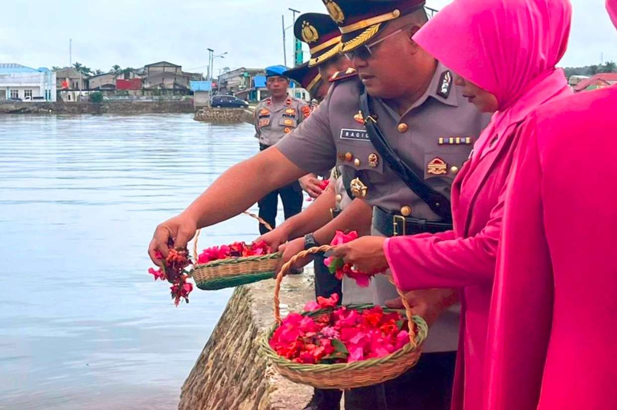 Polres Buteng Gelar Upacara Tabur Bunga di Laut